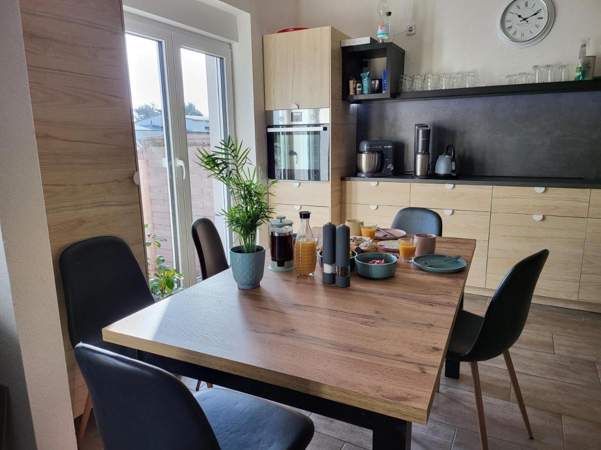 Modernes Behagliches Haus Mit Kamin, Terrasse Und Garten Magdeburg Luaran gambar