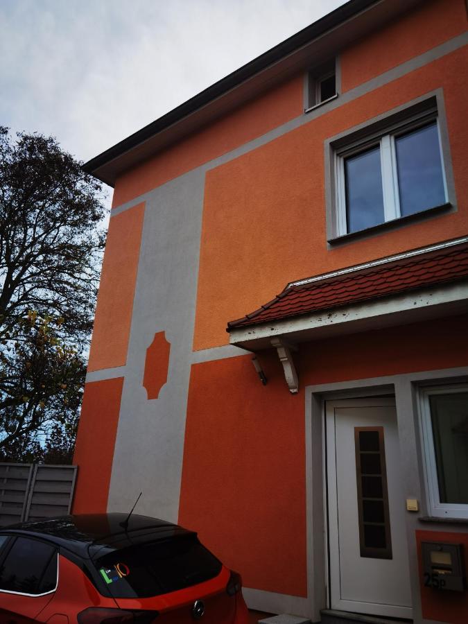 Modernes Behagliches Haus Mit Kamin, Terrasse Und Garten Magdeburg Luaran gambar